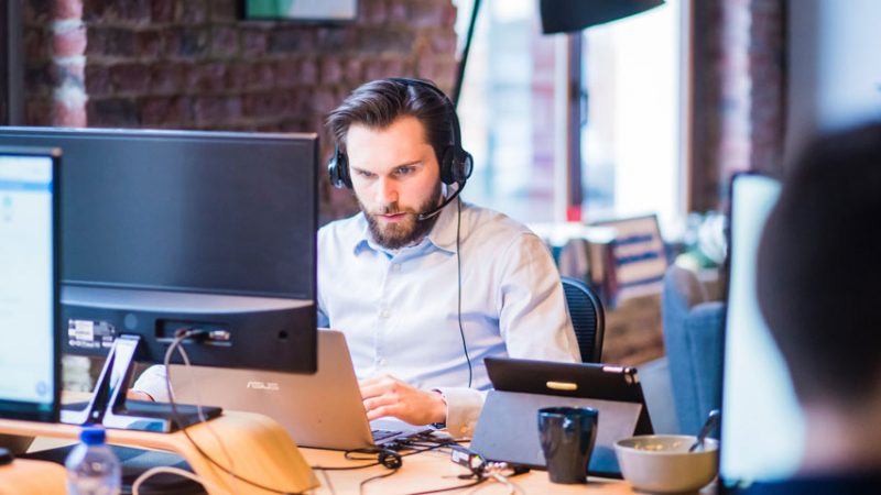 4 Industries that Use Headphones to Provide Customer Service